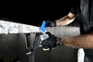 Com abordagem pioneira, surfista e relojoaria suíça se unem na fabricação de prancha sustentável