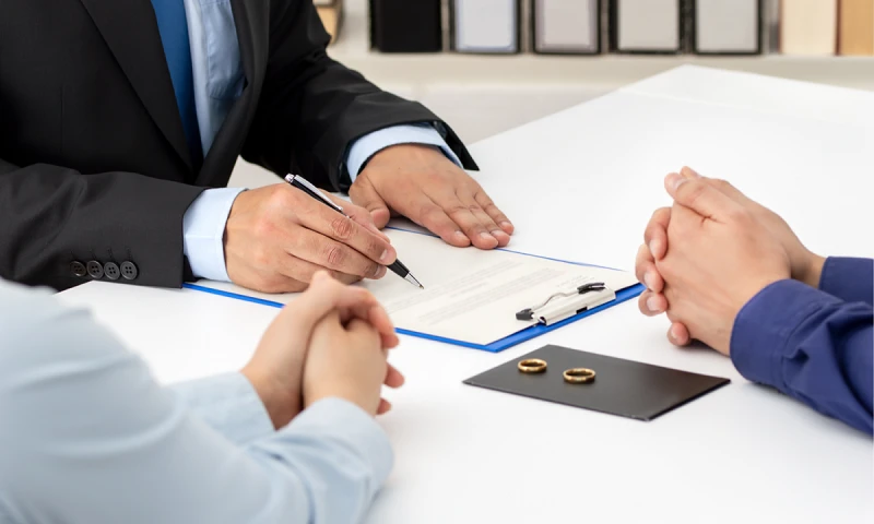 What Legal Considerations Should Be Considered by Expats Living in the UAE?