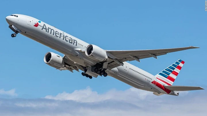 ¿Cómo me comunico con American Airlines?