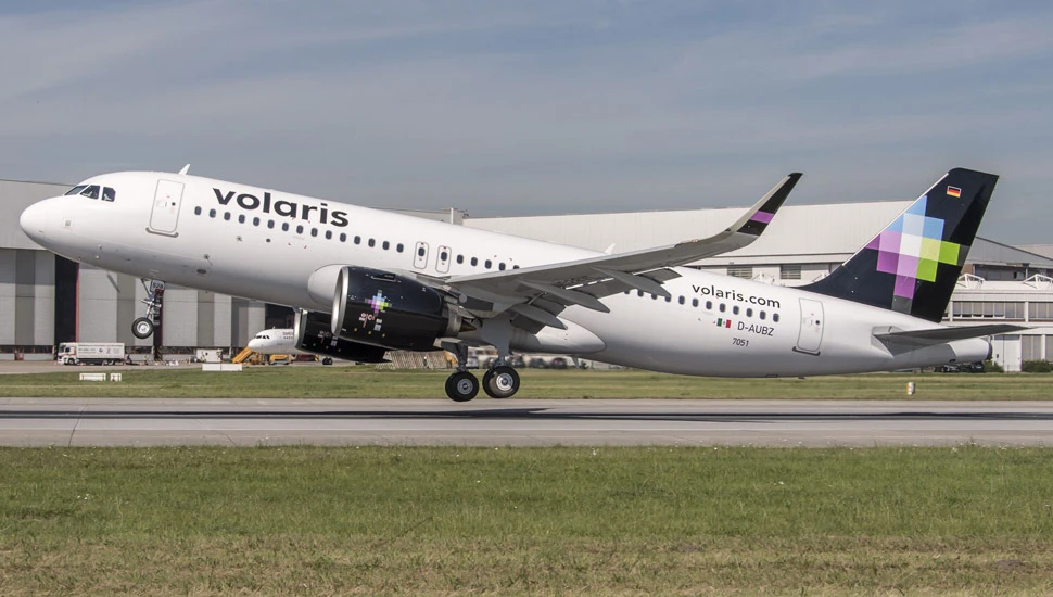 ¿Cómo puedo consultar el estado de mi vuelo llamando al número 01800 de Volaris?