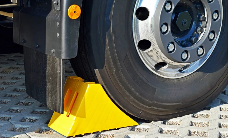 Choosing the Right Wheel Chocks for Trailers