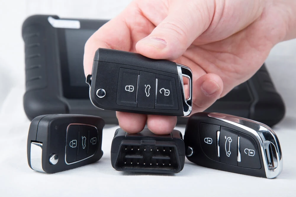 Creating instant car keys on the spot by Dubai Locksmith