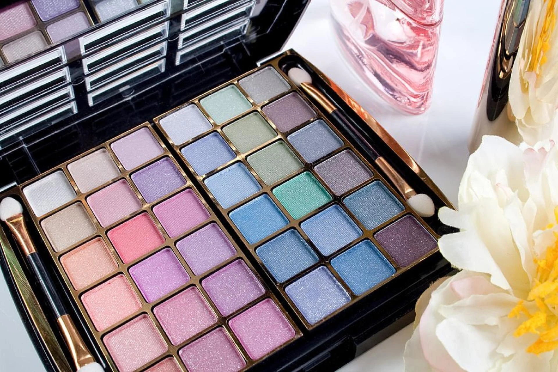 Can advertising services make advantage of cosmetics display boxes?