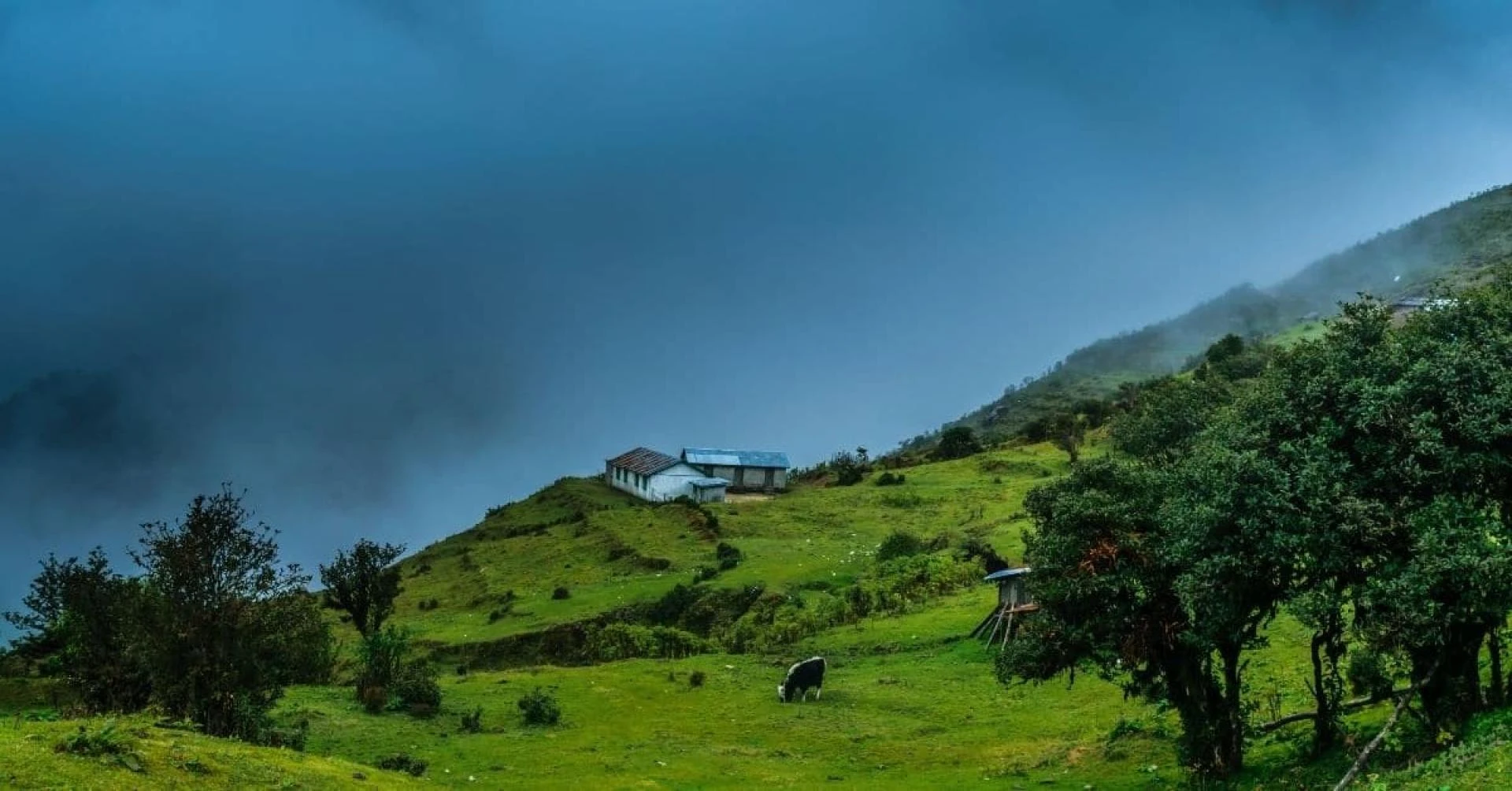 Why is the Sandakphu trek famous?