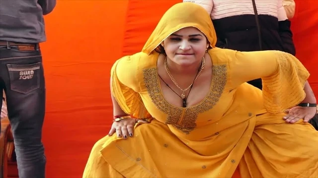 इस हरियाणवी डांसर के लटकों-झटकों को देख बेकाबू हुई भीड़,