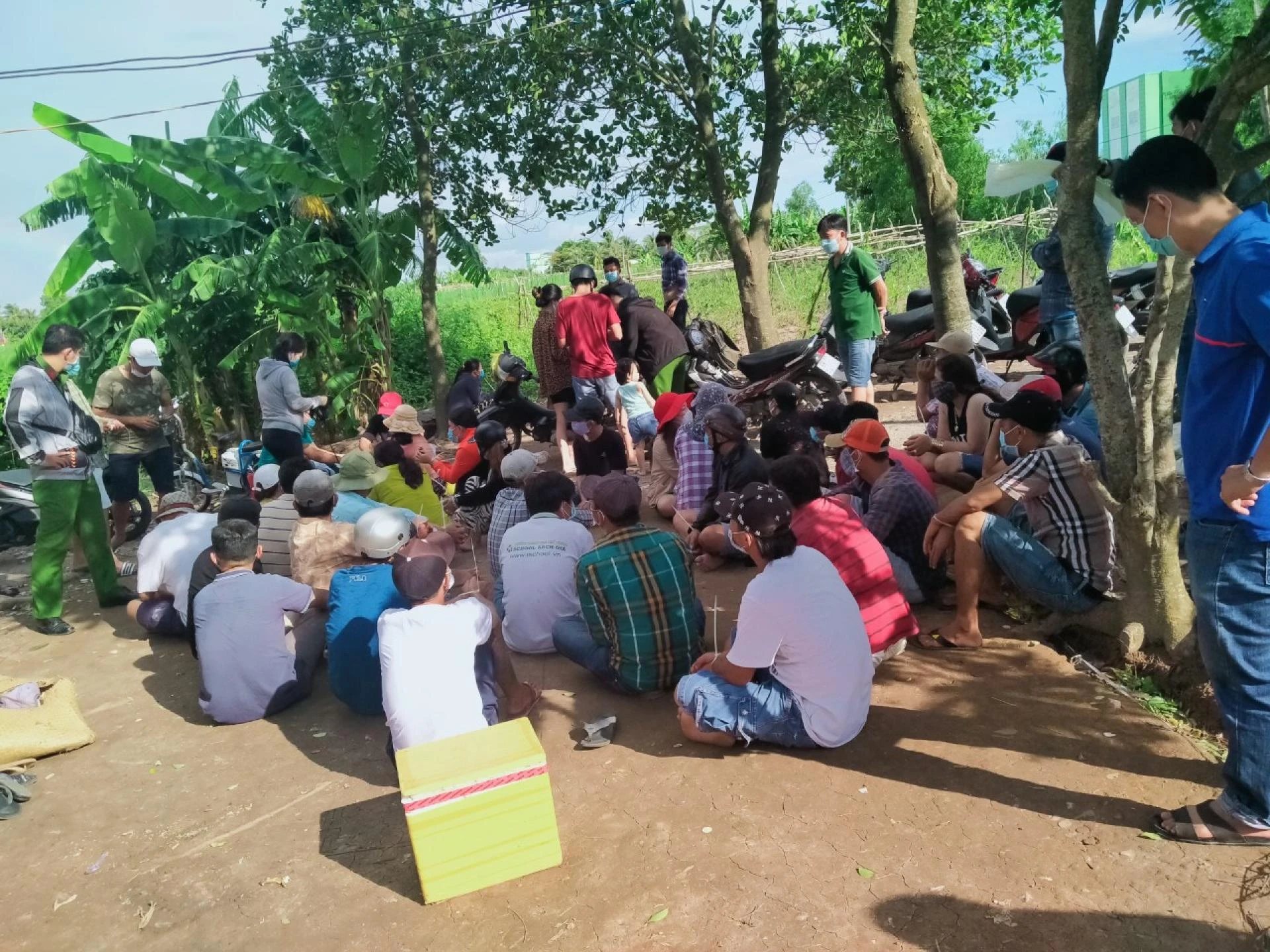 Kiên Giang: Triệt phá tụ điểm đá gà giữa dịch Covid-19, thu giữ hơn 200 triệu đồng