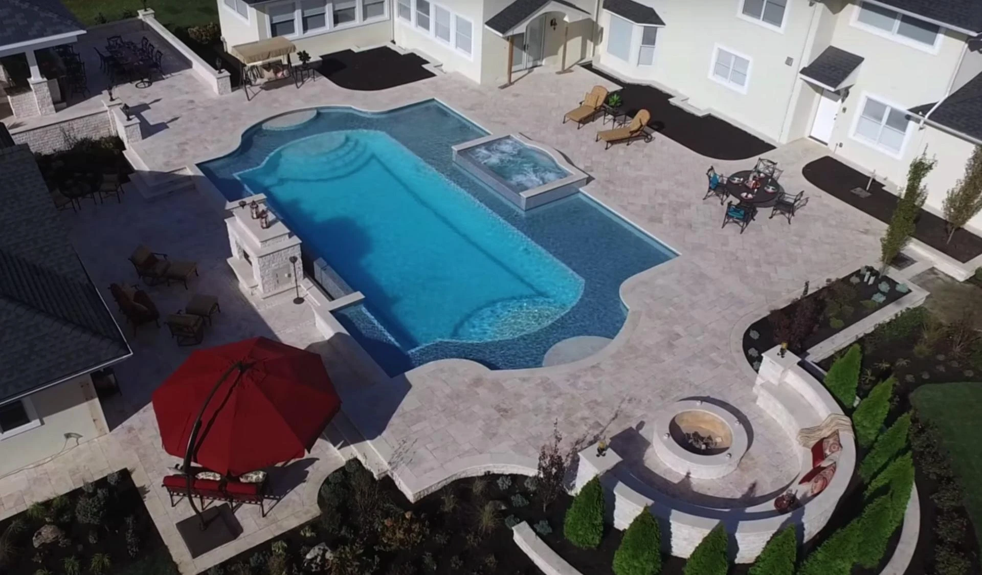 A Comprehensive Guide to Choosing Between Gunite and Vinyl Pools