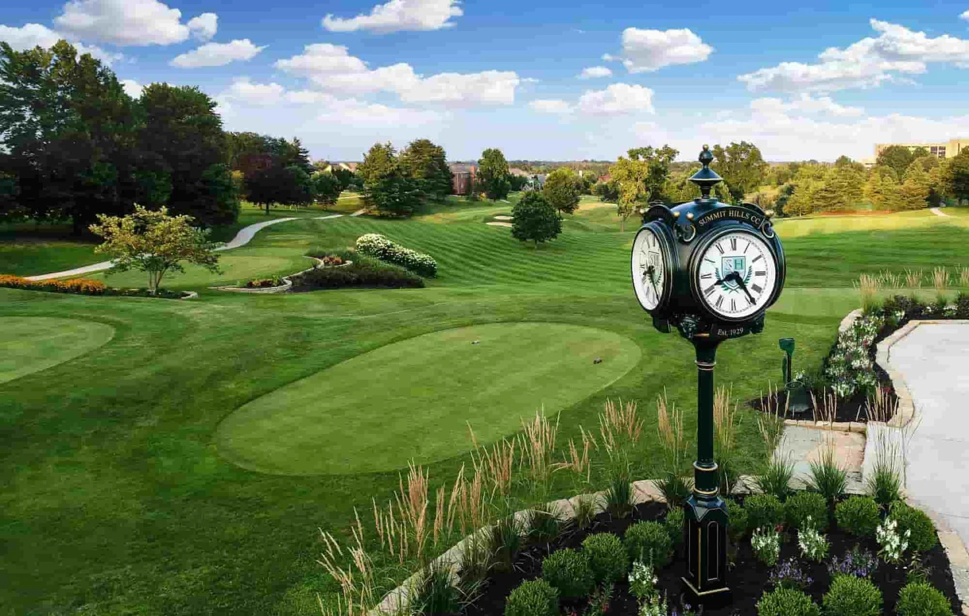 What Are The Factors To Consider In Details While Choosing The Right Golf Course Pole Clock For Your Course?