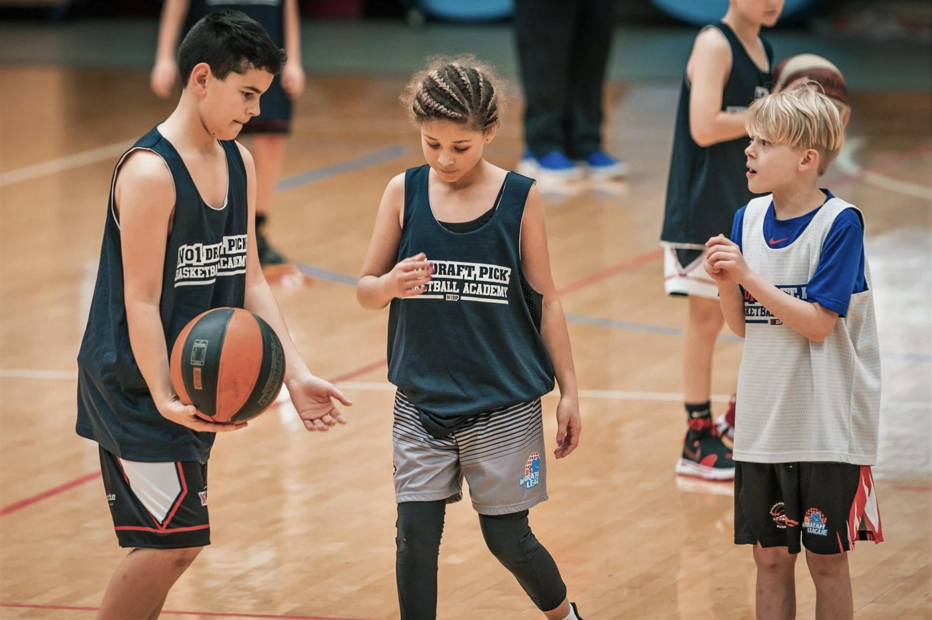 5 reasons why your kid should learn how to play basketball at an academy