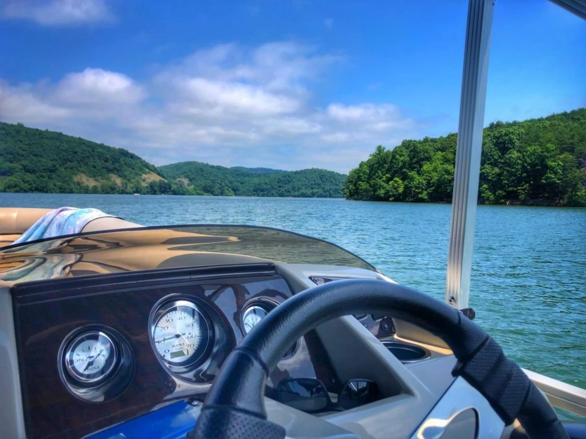 Experience Fun on the Water with Affordable Pontoon Rentals: Your Ultimate Guide to Relaxing Adventures!