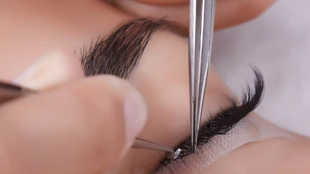 Eyelash Extensions Training: 9 Questions Answered for Beginners
