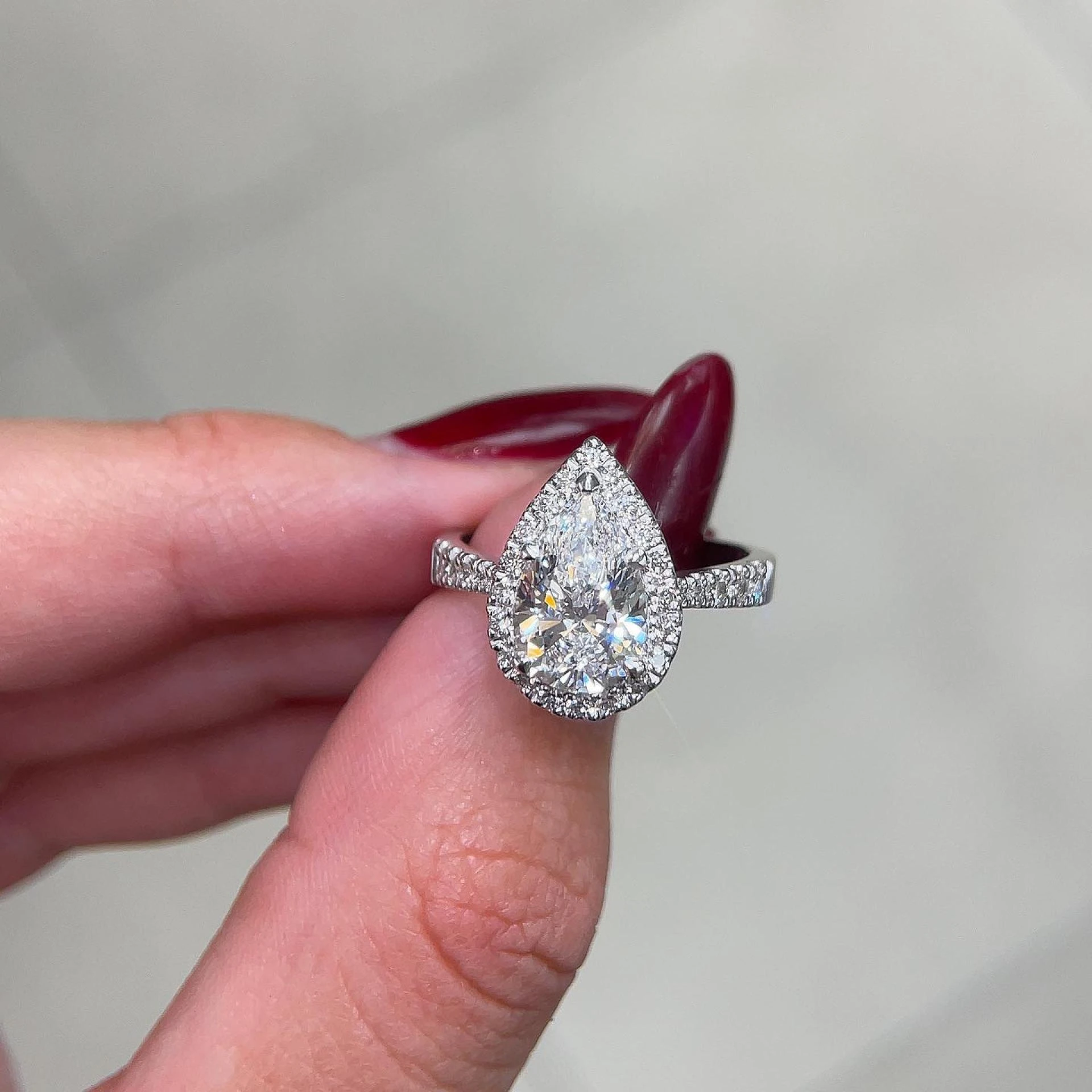 We Offer Oval-Cut Engagement Rings of Eye-Catching Design