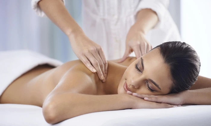 What is a deep tissue massage and what benefits does it have?