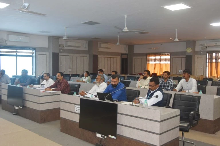 कलेक्टर ने कहा स्वास्थ्य सुविधाएं हमारी पहली प्राथमिकता