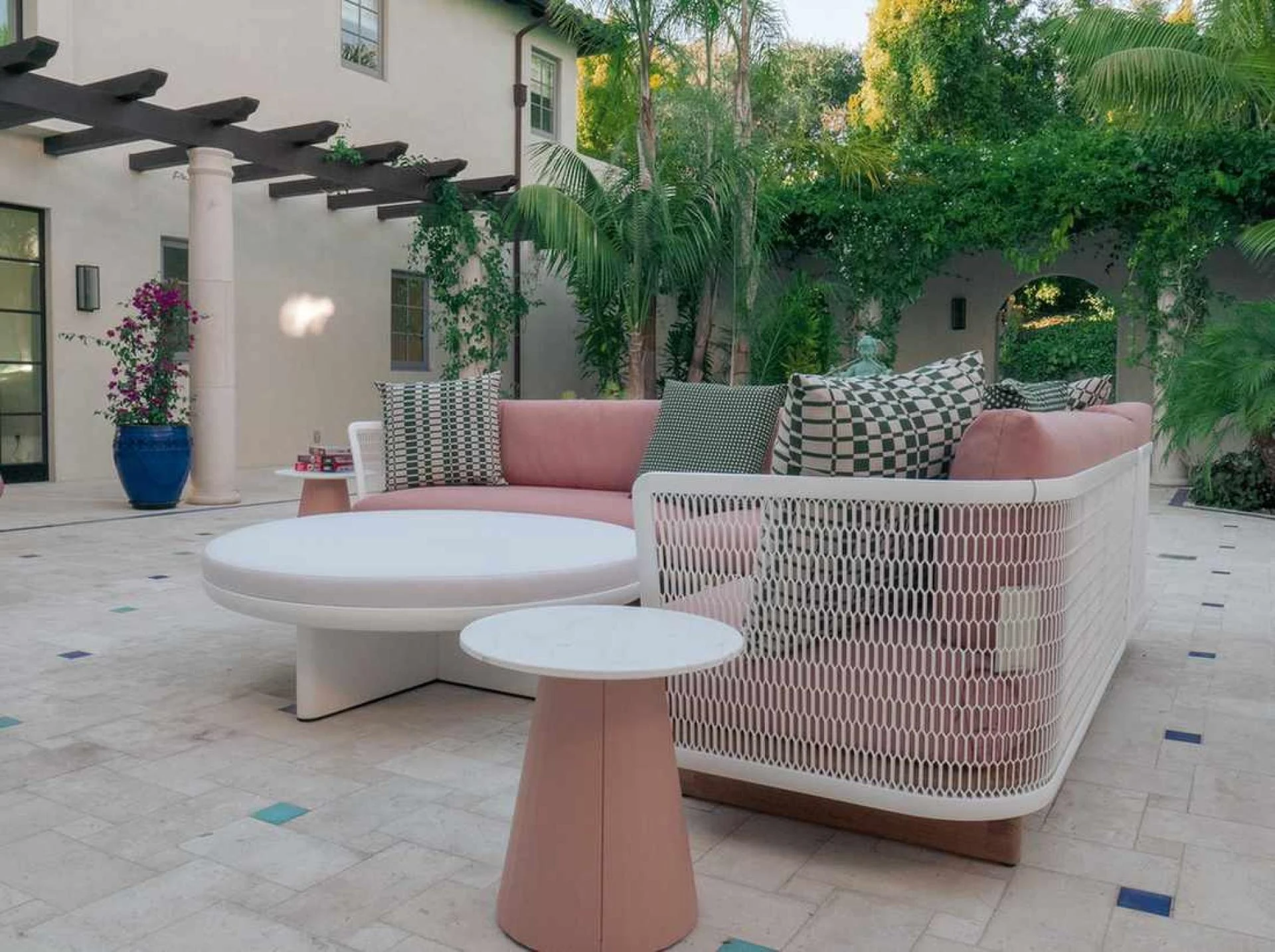 How to design an outdoor living space that meets your needs?