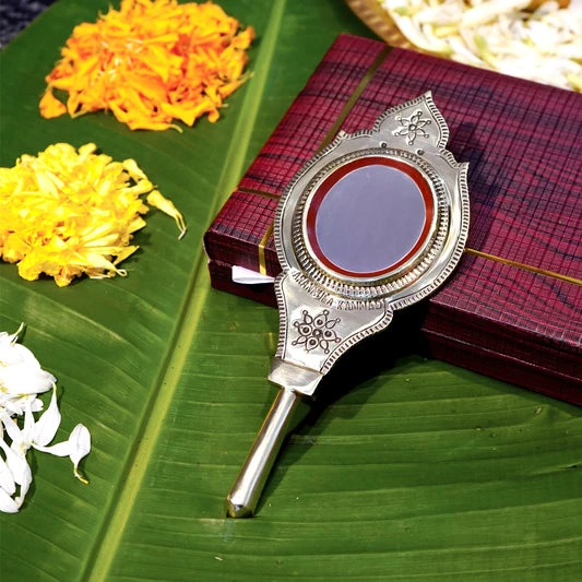 The Timeless Elegance of Aranmula Kannadi – A Symbol of Kerala's Craftsmanship Introduction: