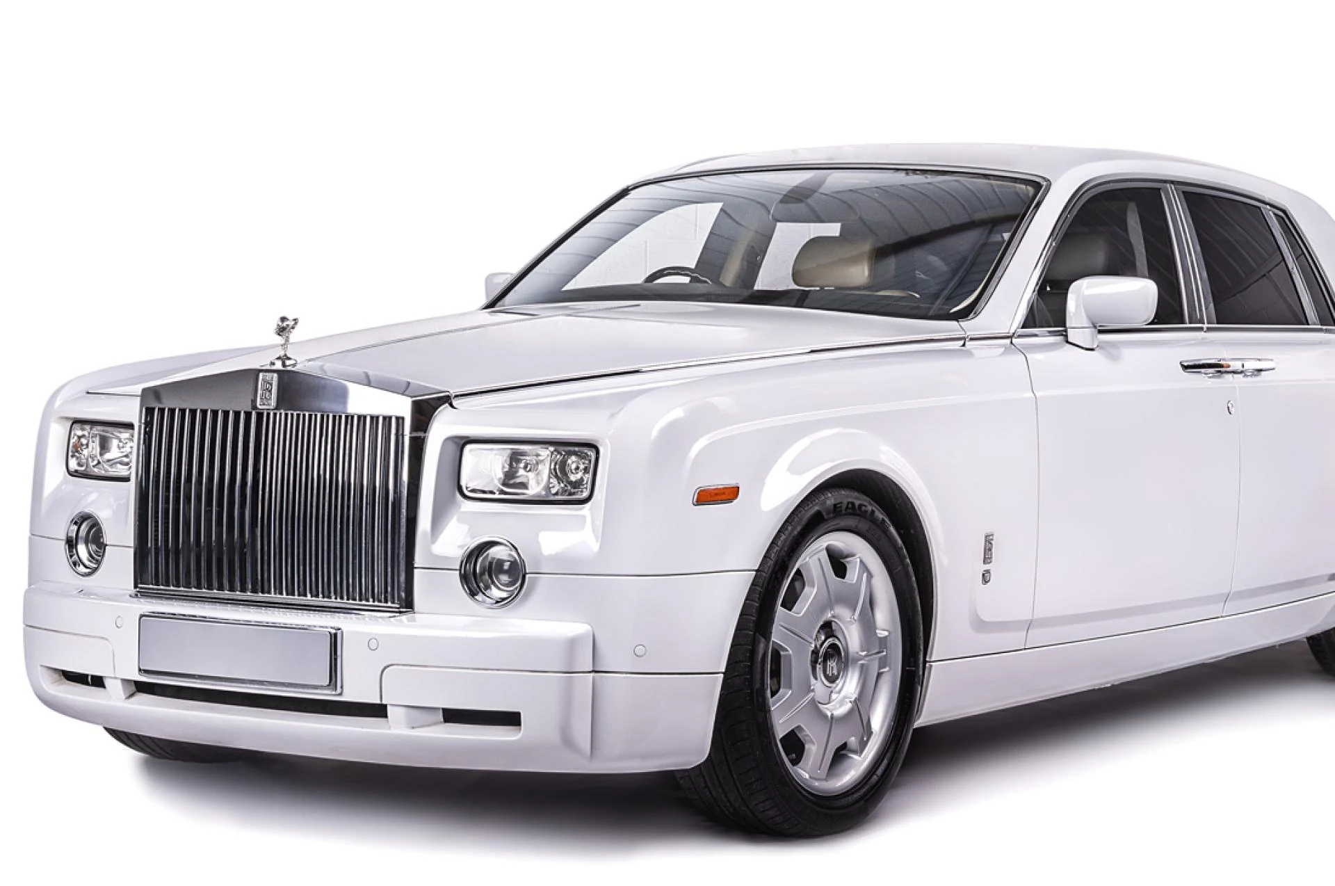 What are the benefits of hiring a luxury vehicle for your wedding?