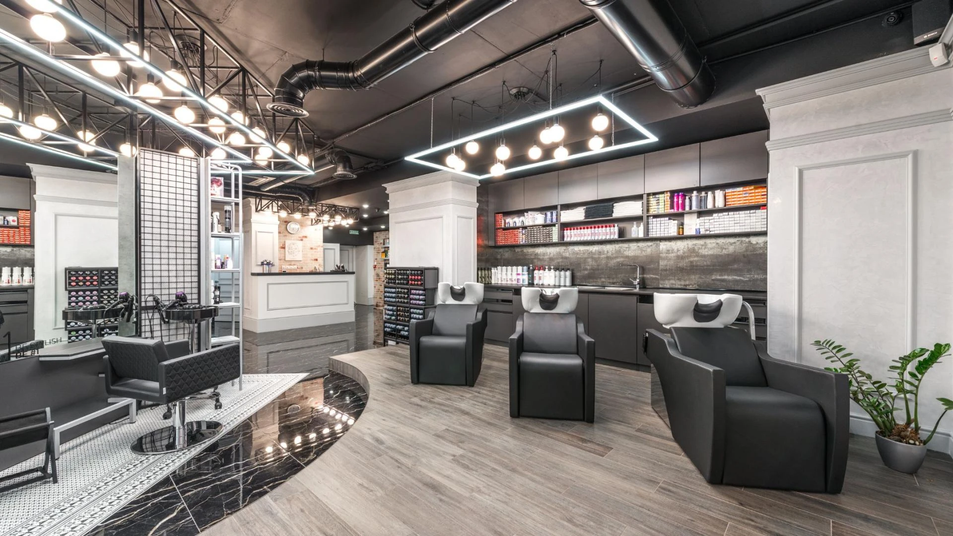 Features to Consider When Purchasing a Beauty Parlour Chair