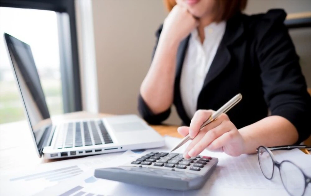 WHAT IS THE DIFFERENCE BETWEEN A CHARTERED ACCOUNTANT AND AN ACCOUNTANT?