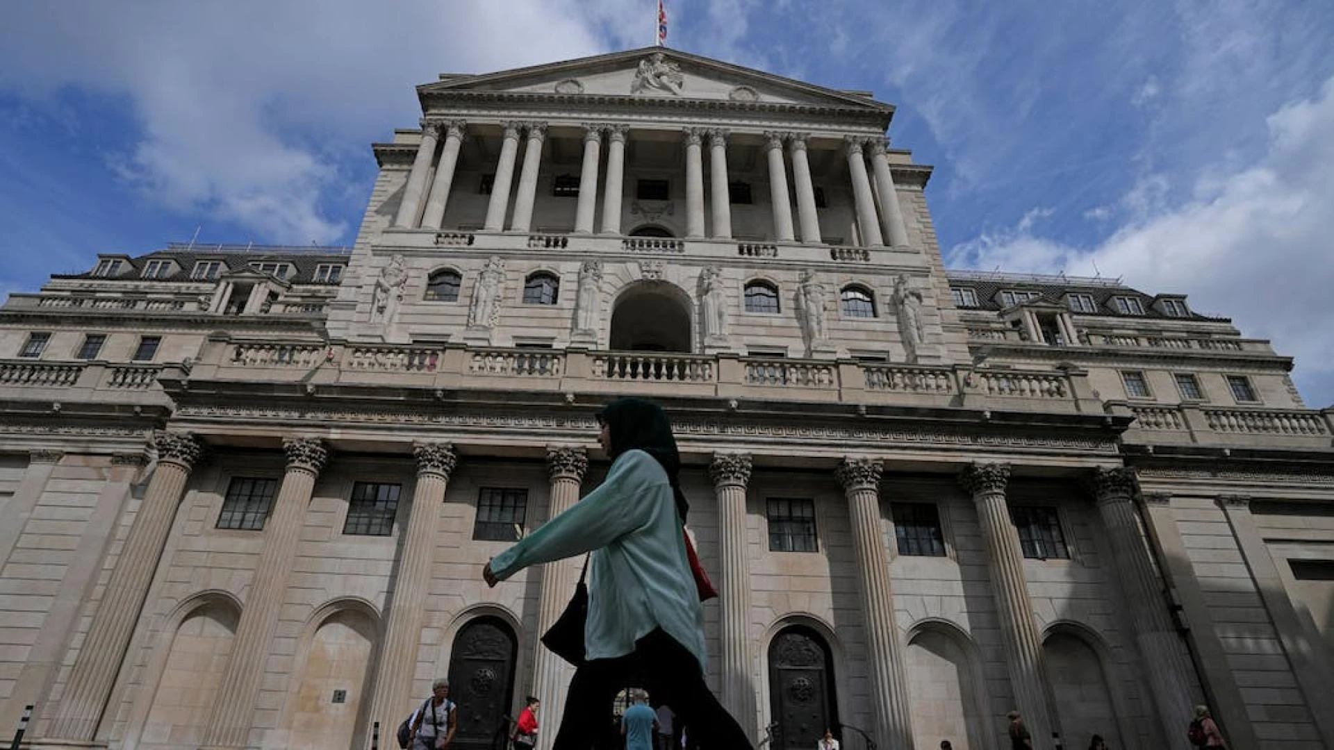 To reassure markets Bank of England fails after pound plunge