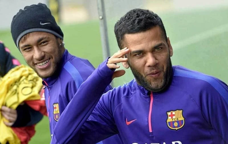 Bongdalu – Neymar hỗ trợ Alves: Tình bạn hay trách nhiệm?