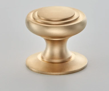 How should kitchen cabinet hardware be chosen?