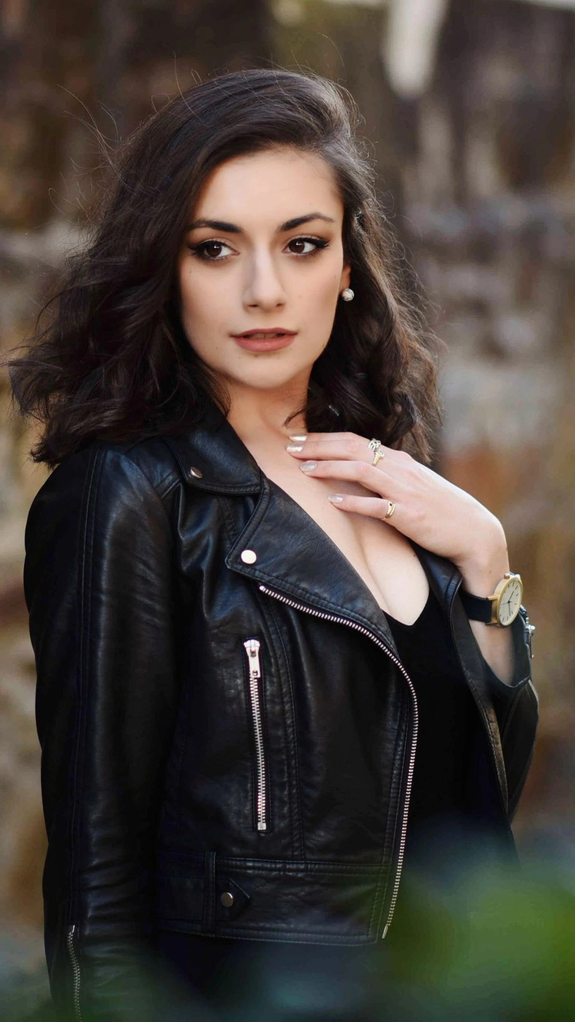 What to wear with a leather jacket?