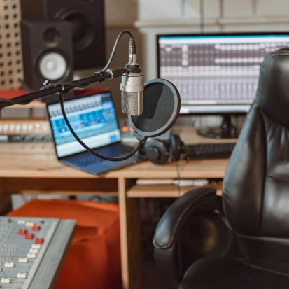 Keep Customers Happy With the Right On-Hold Voice Over