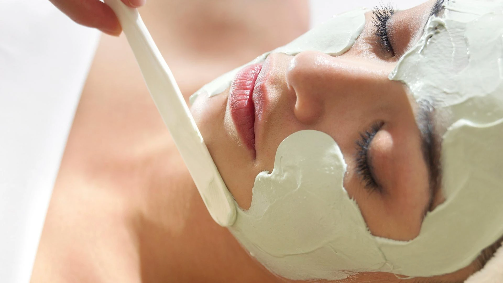 Premium Skincare: Top Facial Treatments in Dubai
