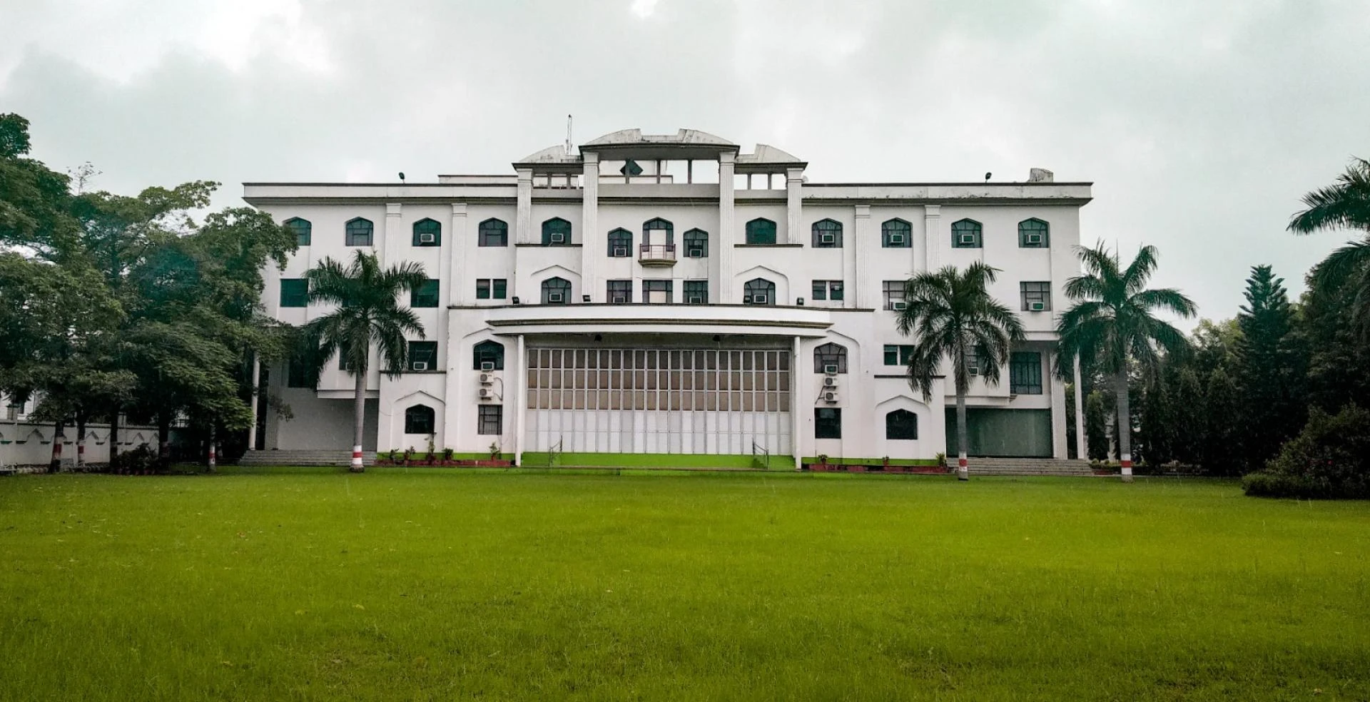 Why is Integral University considered Lucknow’s top university?