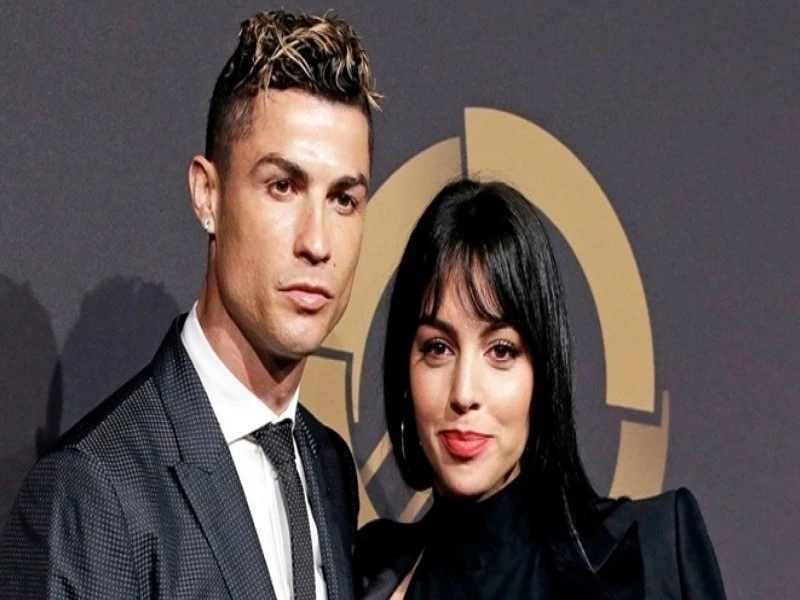 Vợ của Cristiano Ronaldo và review về chuyện tình cực hay