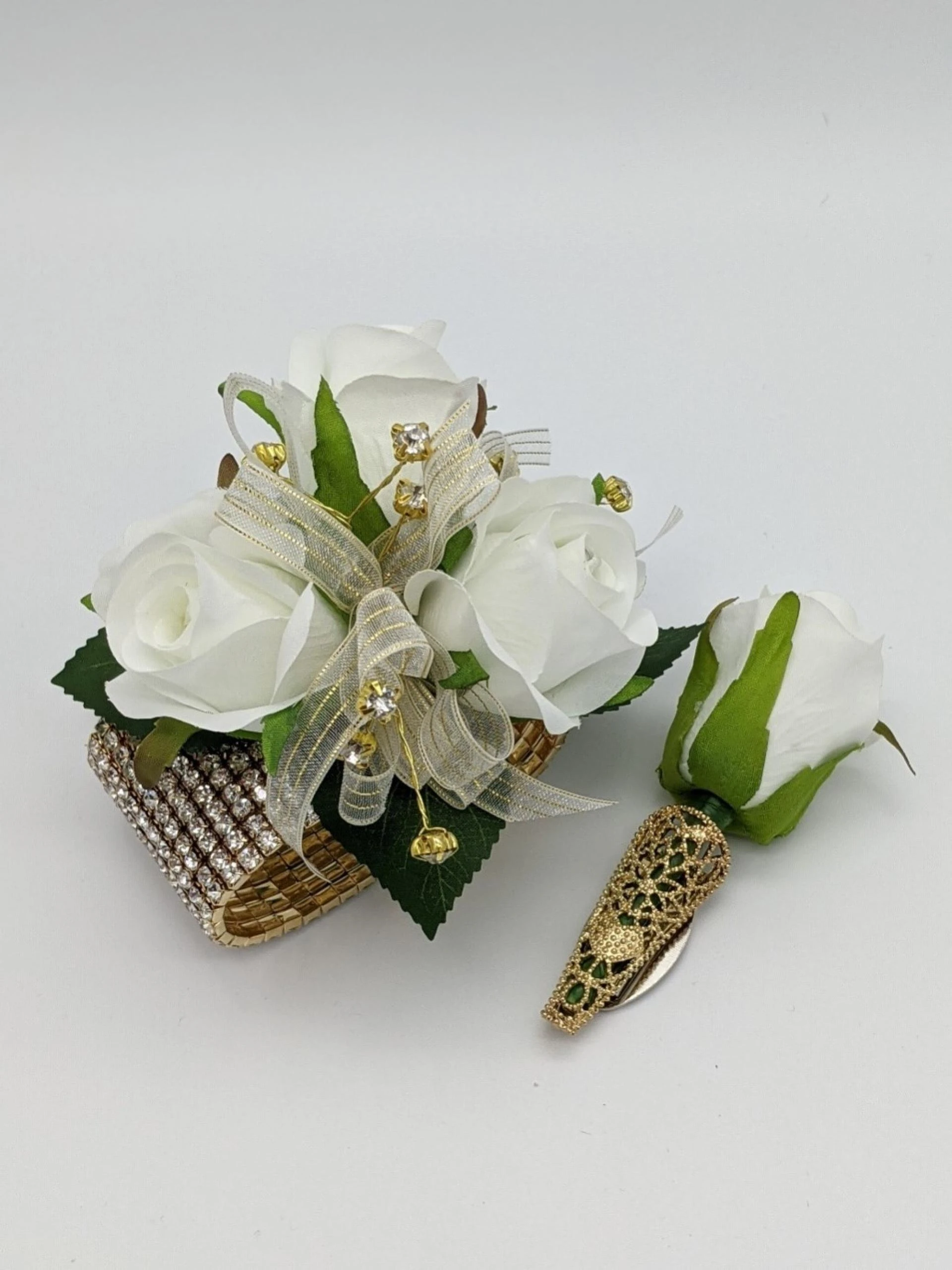 Best Ways to Make a Wrist Corsage With Elastic Bands