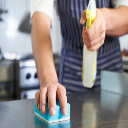 Benefits of Neutral Cleaning Agents Over Traditional Chemicals for Automotive Cleaning