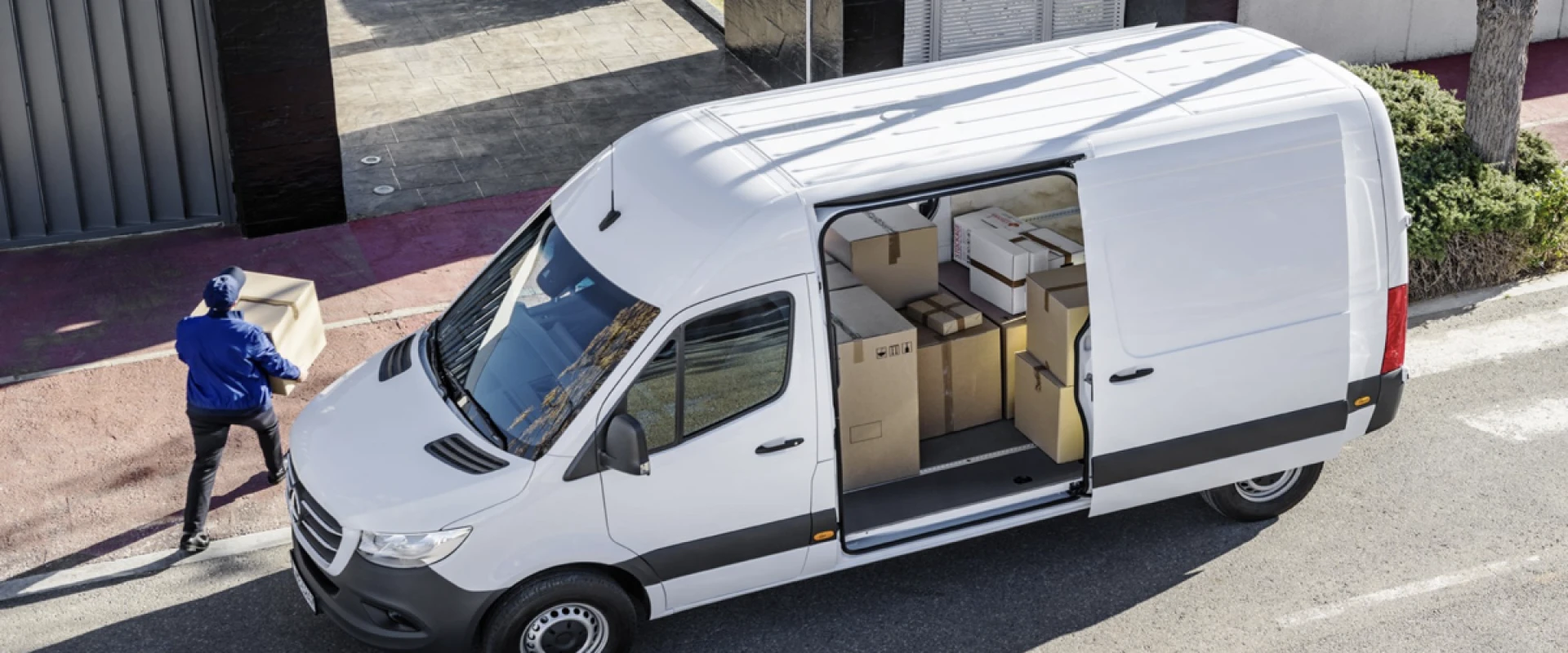 Why should you hire a professional moving van in London?