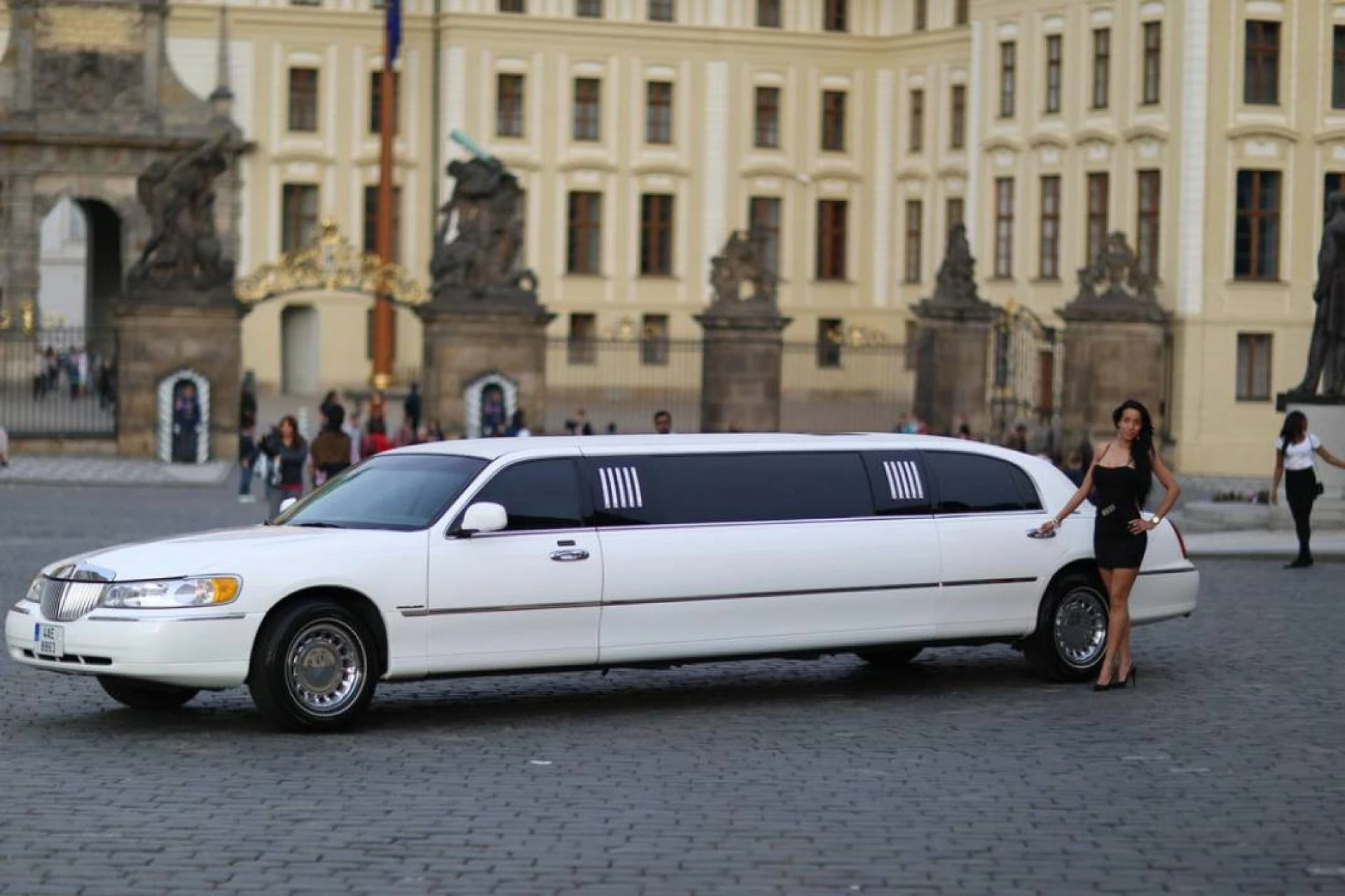 How to Book Airport Shuttle Limo Ride: Fast, Easy &amp; Cheap