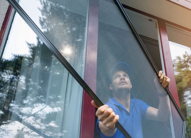 Choosing the Right Commercial Glass Door Repair Service: Factors to Consider