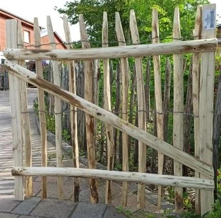 Holzlattenzaun: Werten Sie Ihre Außenbereiche mit Charme auf