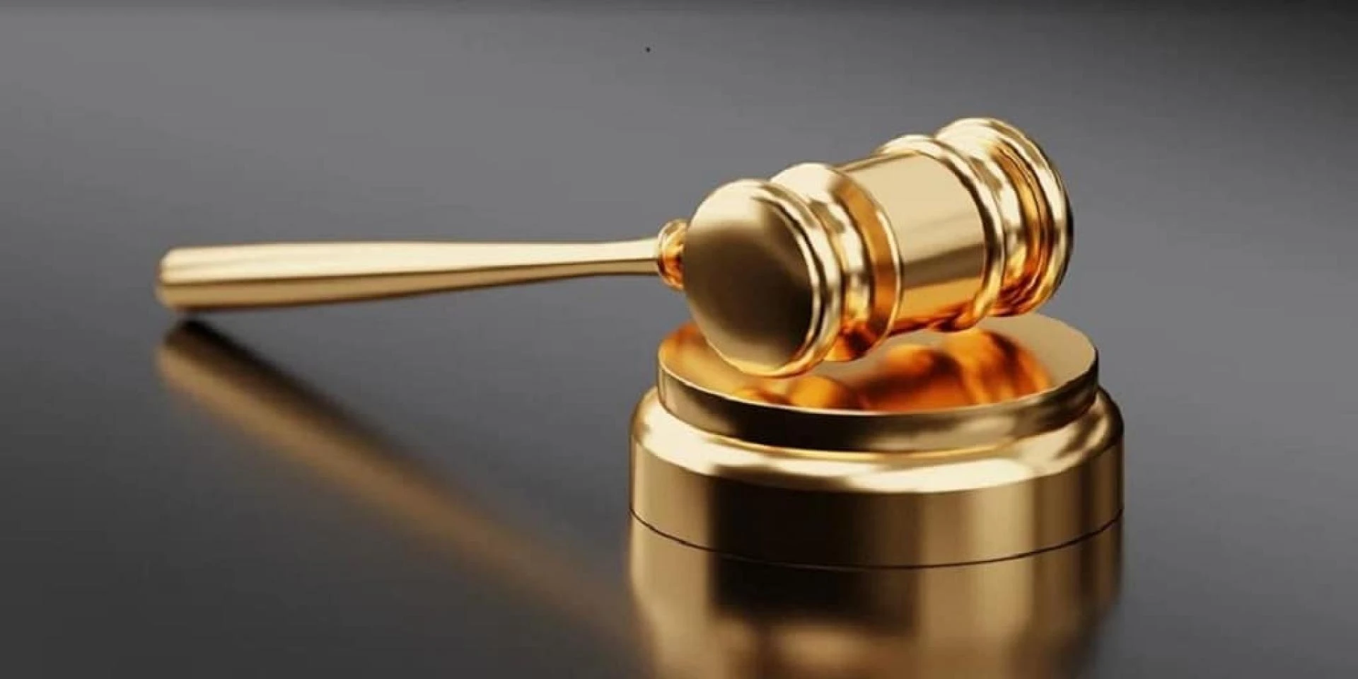 What does a corporate lawyer do?