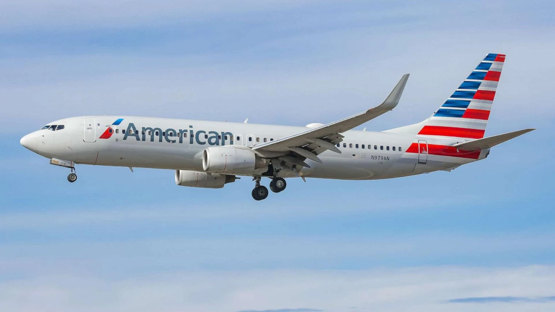 ¿Cómo me comunico con el servicio al cliente de American Airlines desde Perú?