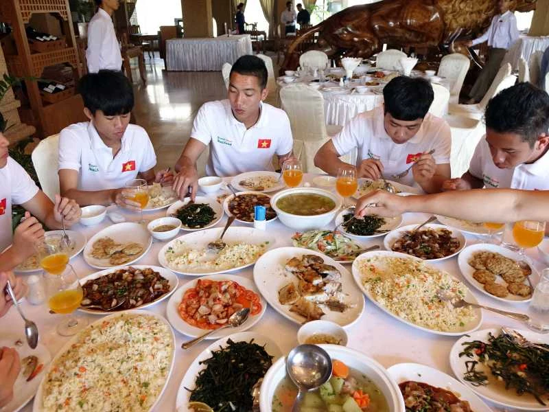 bật mí thời gian ăn trước khi đá bóng dành cho fan túc cầu