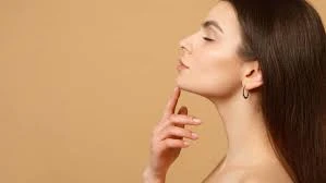 ما الذي يسبب تفاوت لون البشرة وكيفية علاجه