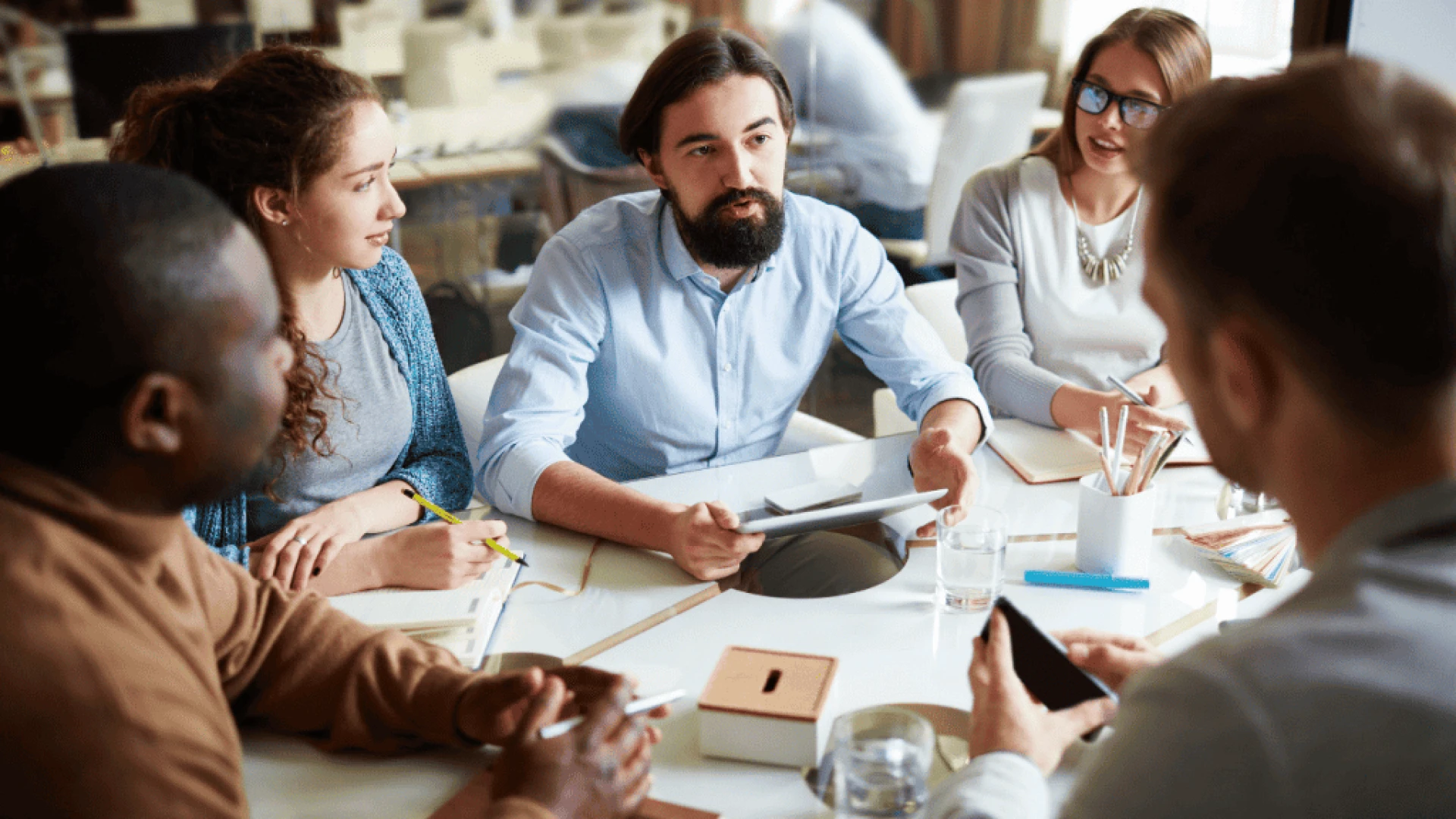 How to Boost the Operational Productivity of Insurance Brokers with AI-Enabled CRM Software?