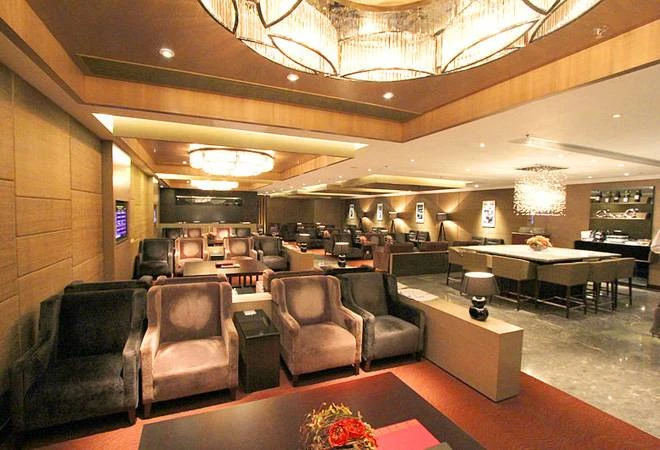 Credit card policies affecting airport lounge access?