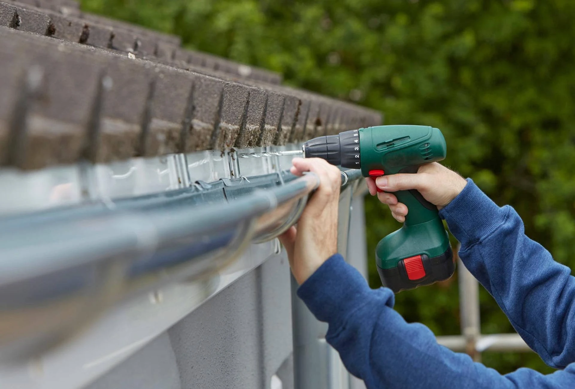 Which Gutters Are Best for Tile Roofs: Gutter Installation Services