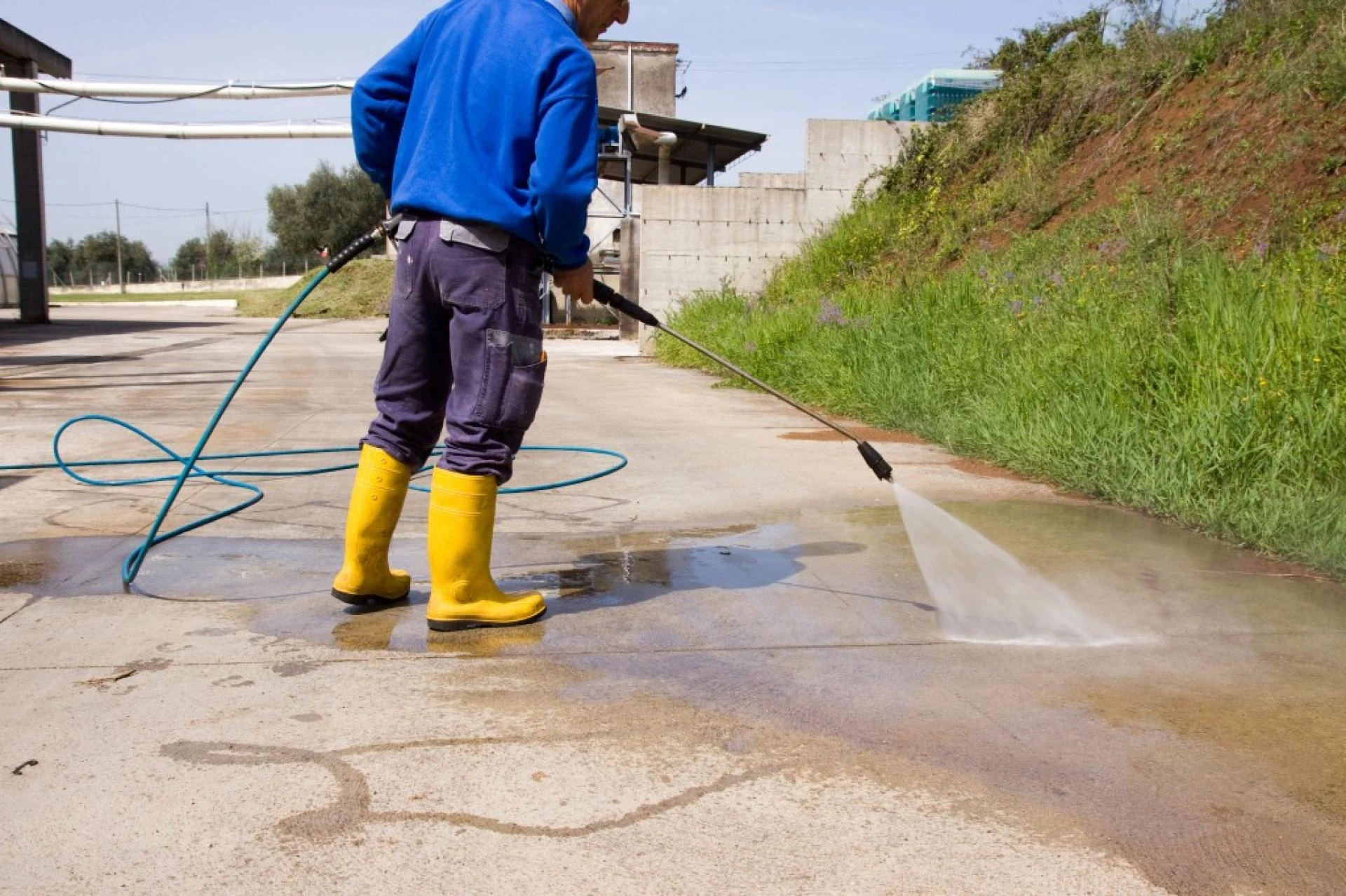 Remove Moss &amp; Algae from Home's Exterior: Concrete Washing Services