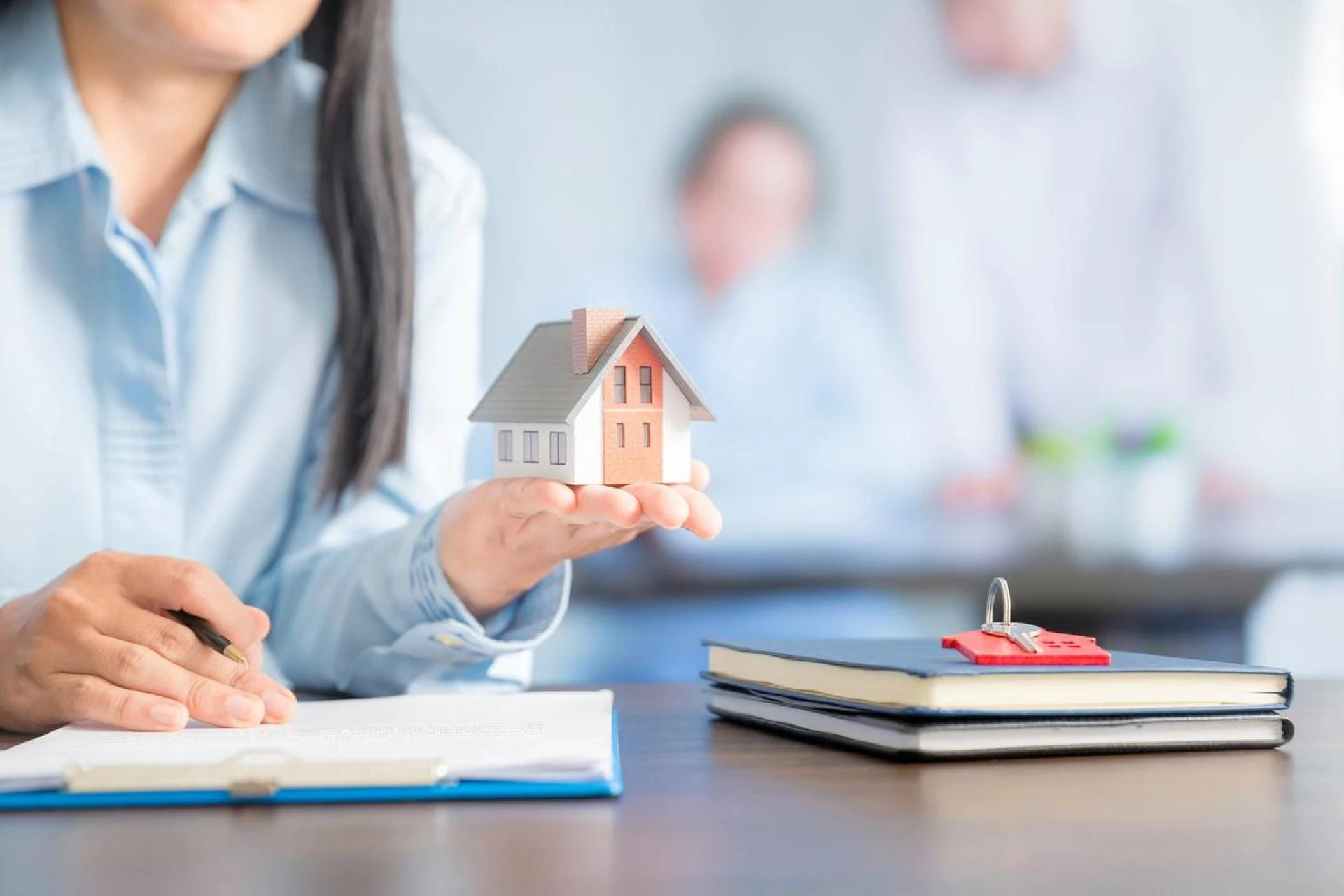 How Real Estate Agents Can Help To Find a Competitive Housing Market?