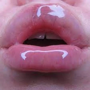 The Perfect Pout: How to Achieve Soft and Kissable Lips