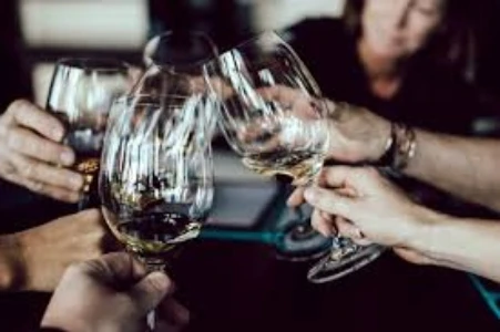 Group Dating: The Benefits of Socializing and Finding Connections in a Low-Pressure Setting
