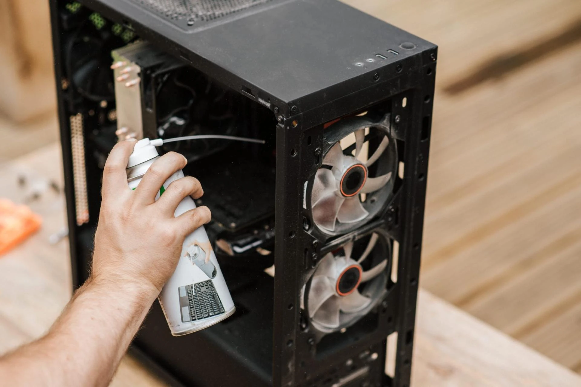 How to Clean Out Computers With an Air Compressor