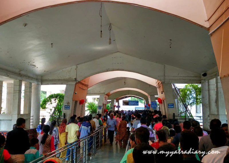 Pilgrim lines in Shani Shinganapur Temple, Maharashtra Pilgrim lines in Shani Shinganapur Temple, Maharashtra